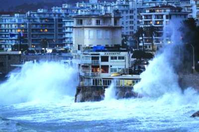 在法国尼斯，大浪拍打着海岸。